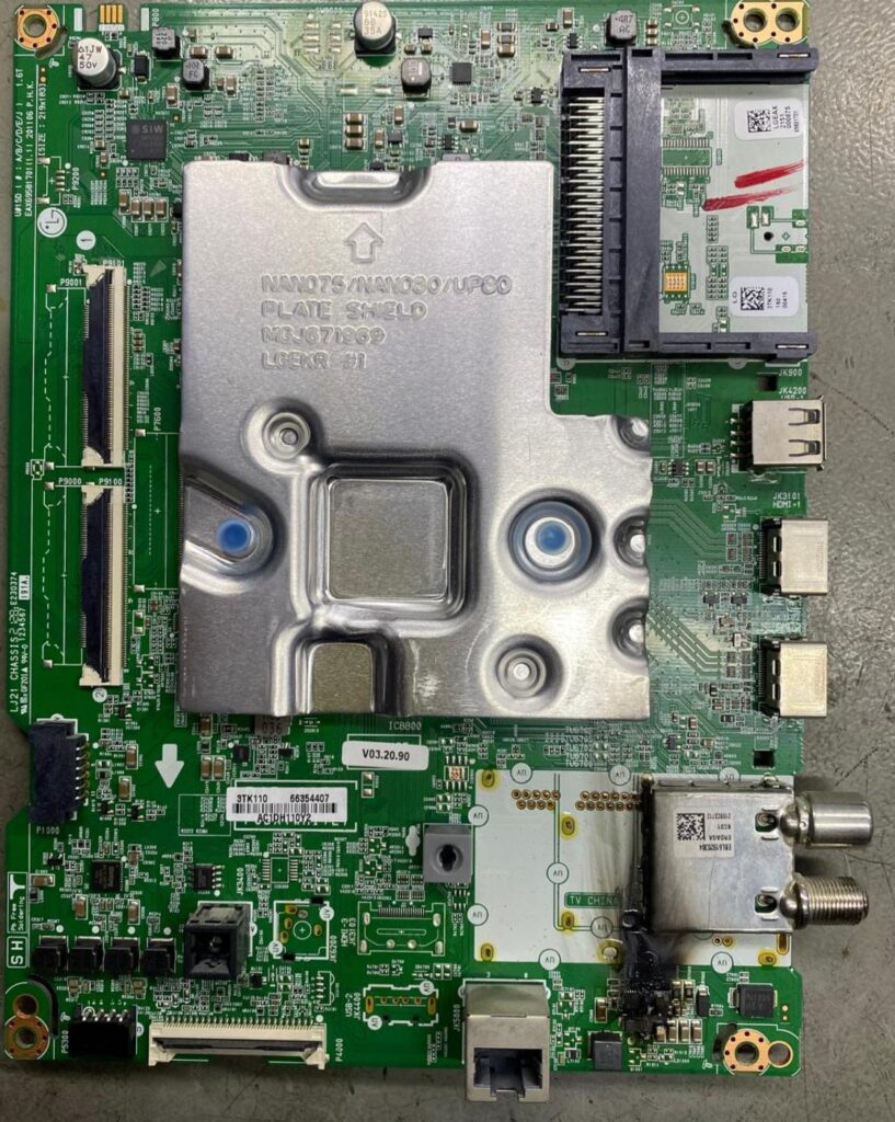 LG 50UP77006 televizyon anakartında tuner (anten girişi) bölgesinde yanık ve is oluşumu